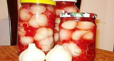 Několik receptů na nakládaný česnek s červeným rybízem na zimu